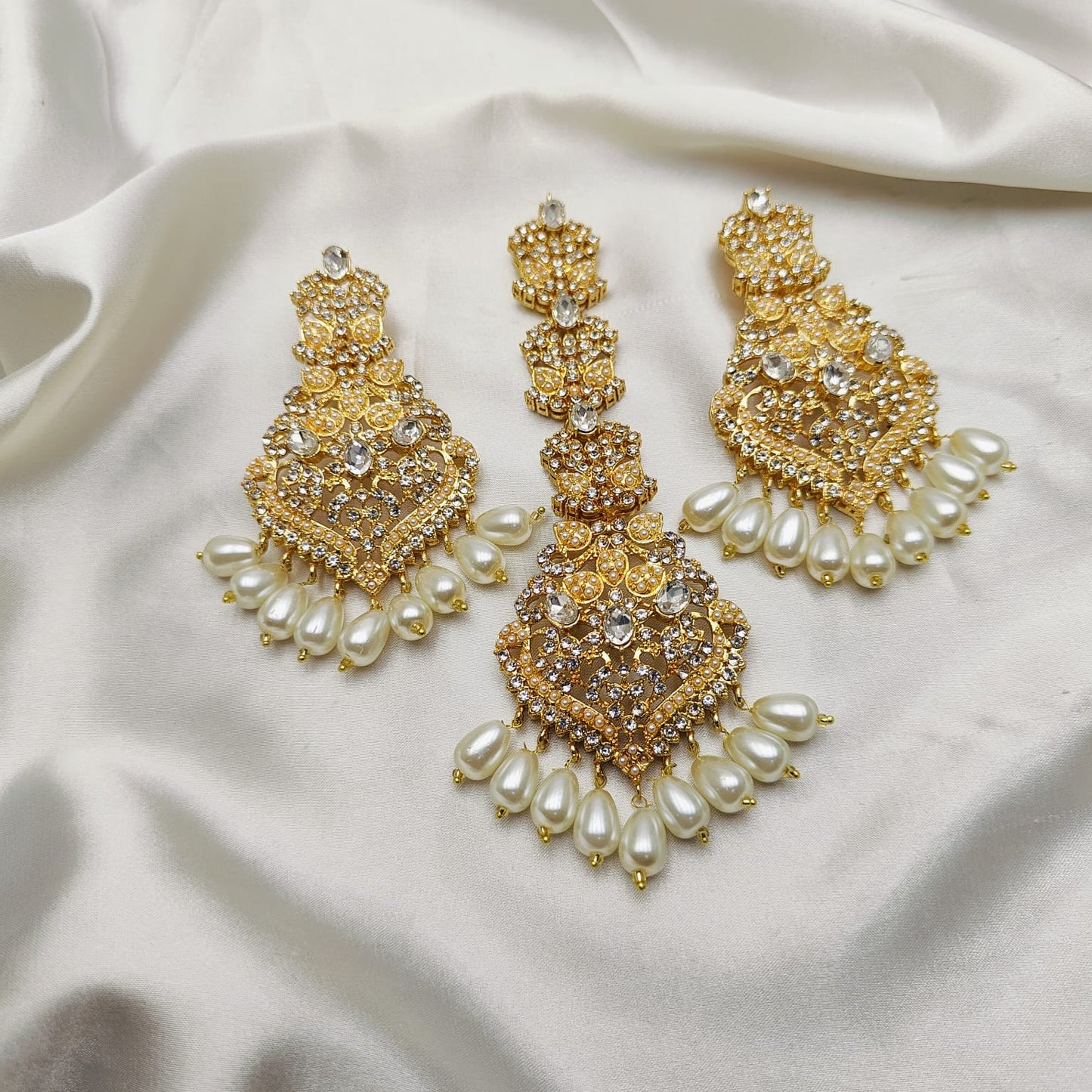Glamorous Tikka and Earings