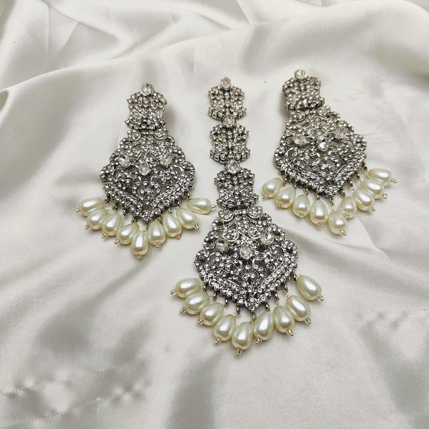 Glamorous Tikka and Earings