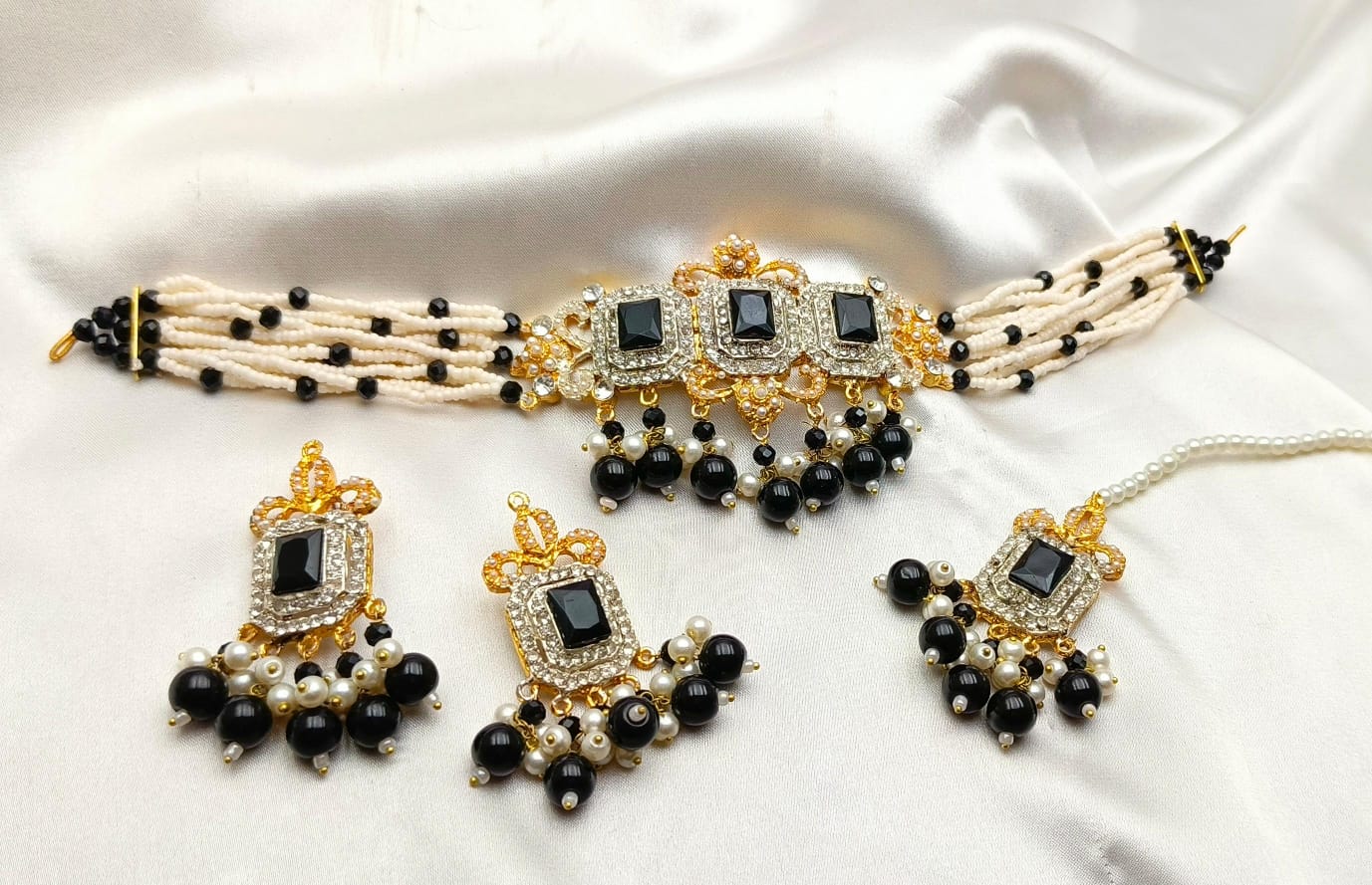 The Fancy Neckless Set