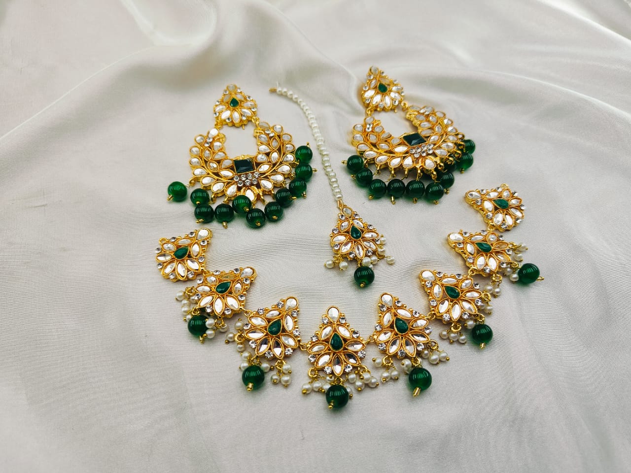 Attractive Kundan Chokar Set