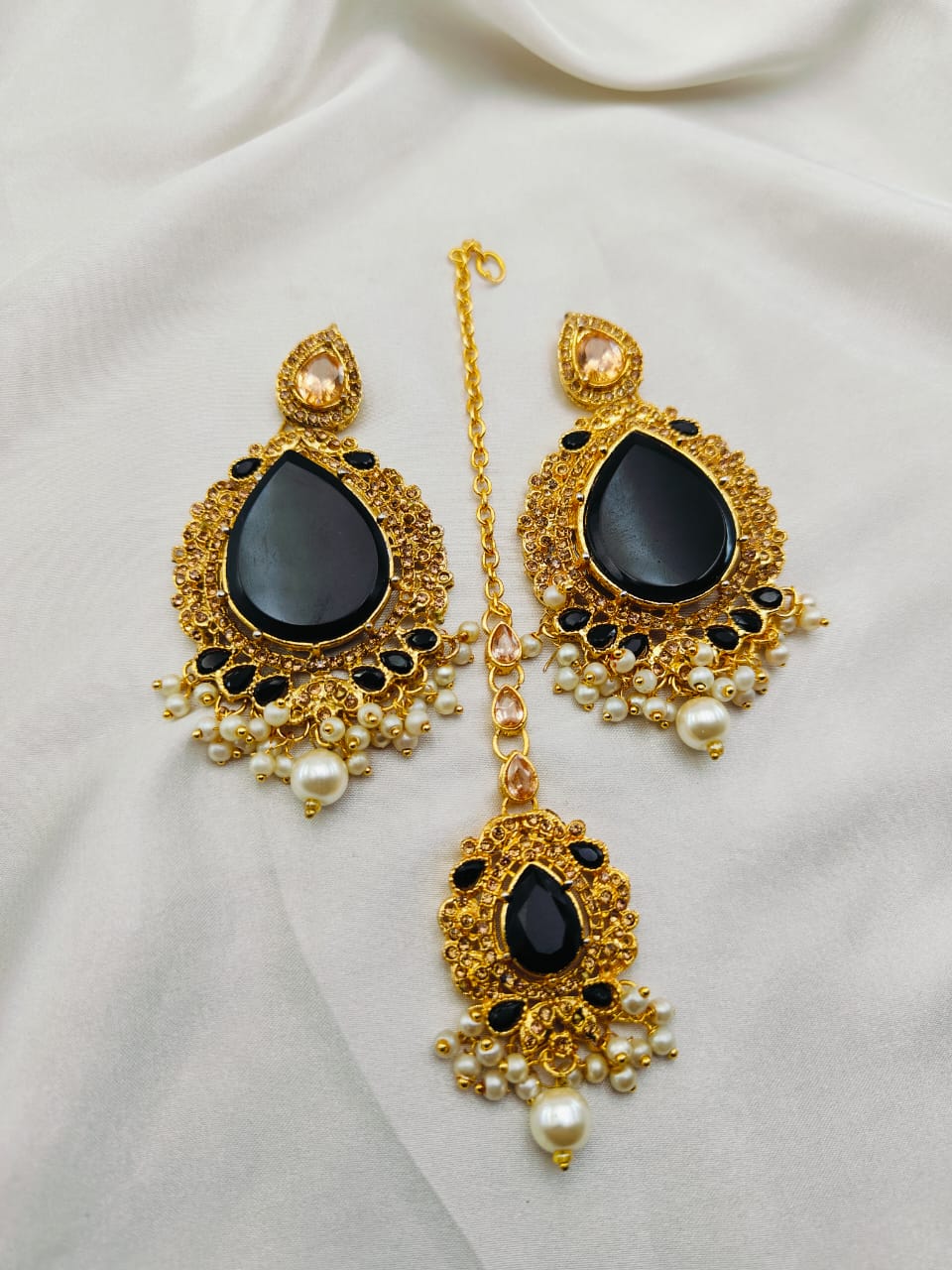 The Elegent Tikka and Earrings Set