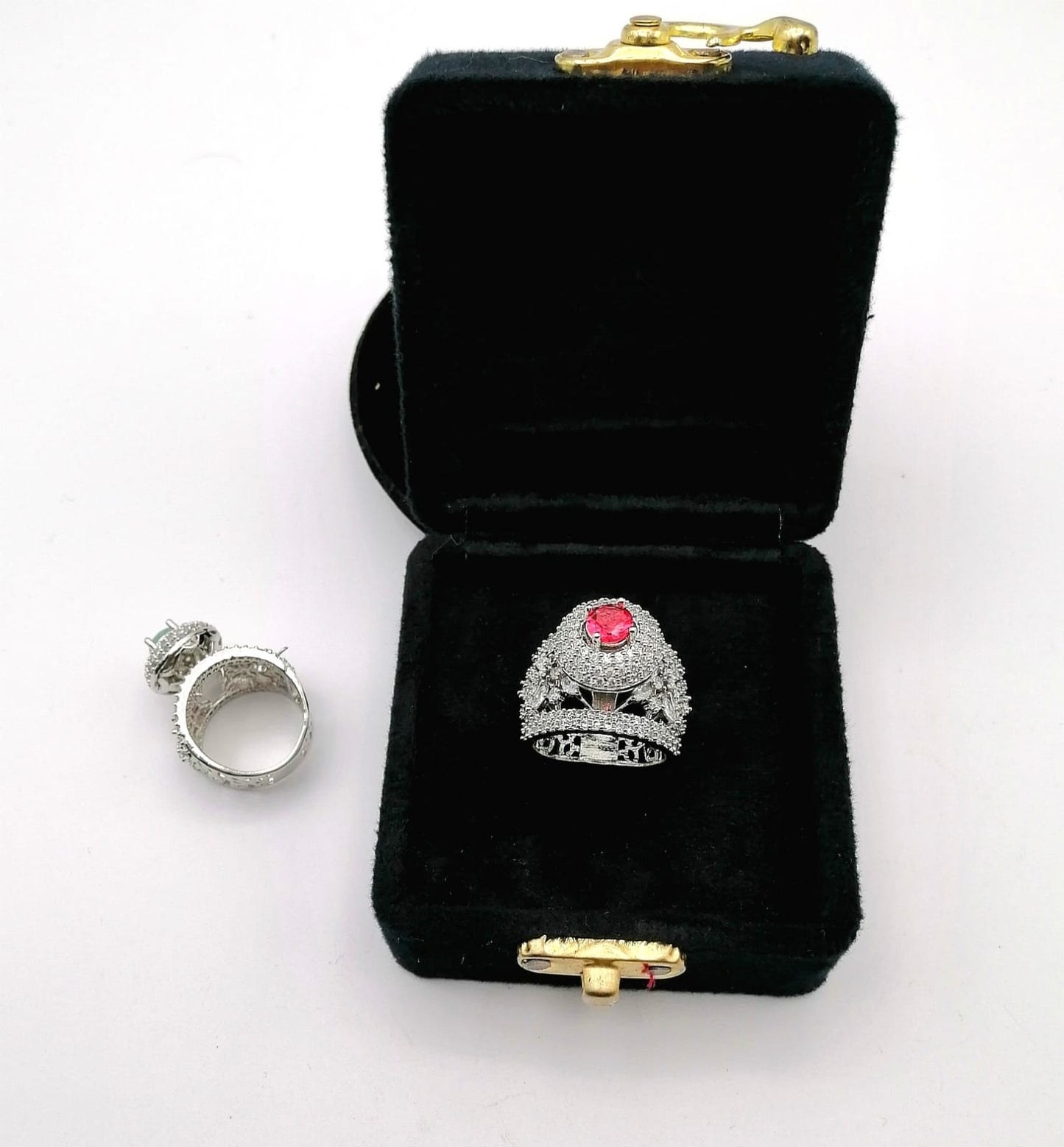 The luxury diamond ring