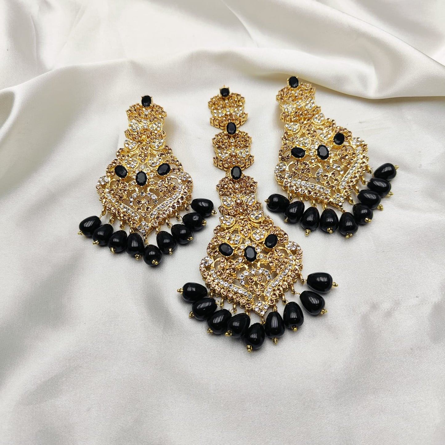 Glamorous Tikka and Earings