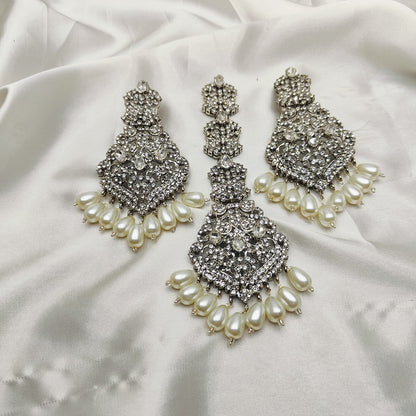 Glamorous Tikka and Earings