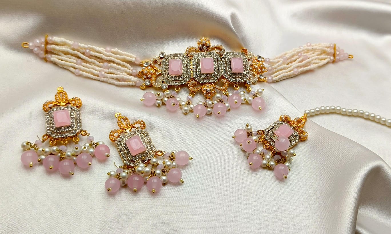 The Fancy Neckless Set