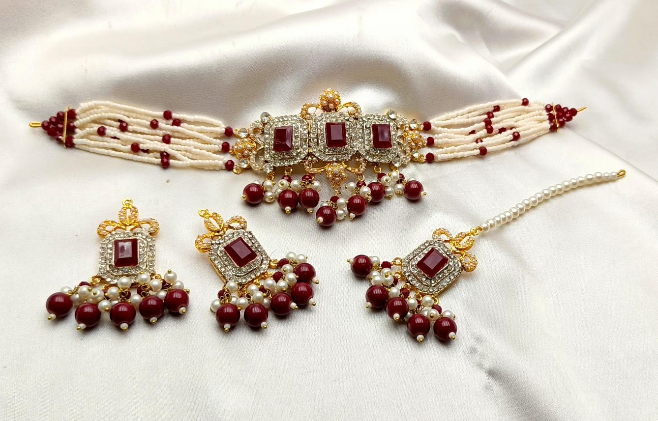 The Fancy Neckless Set