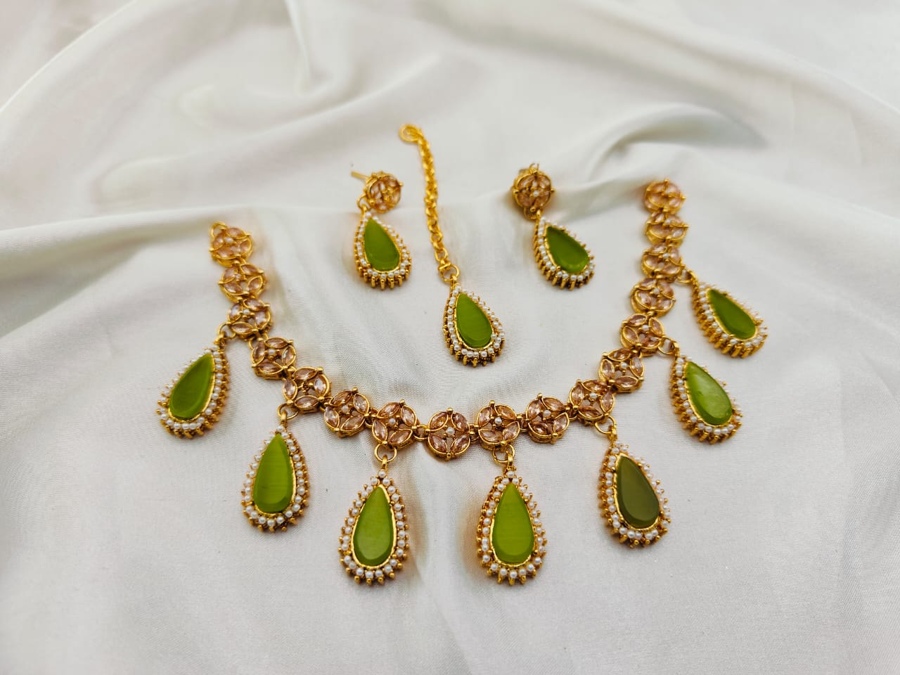 The Attractive Necklace Set
