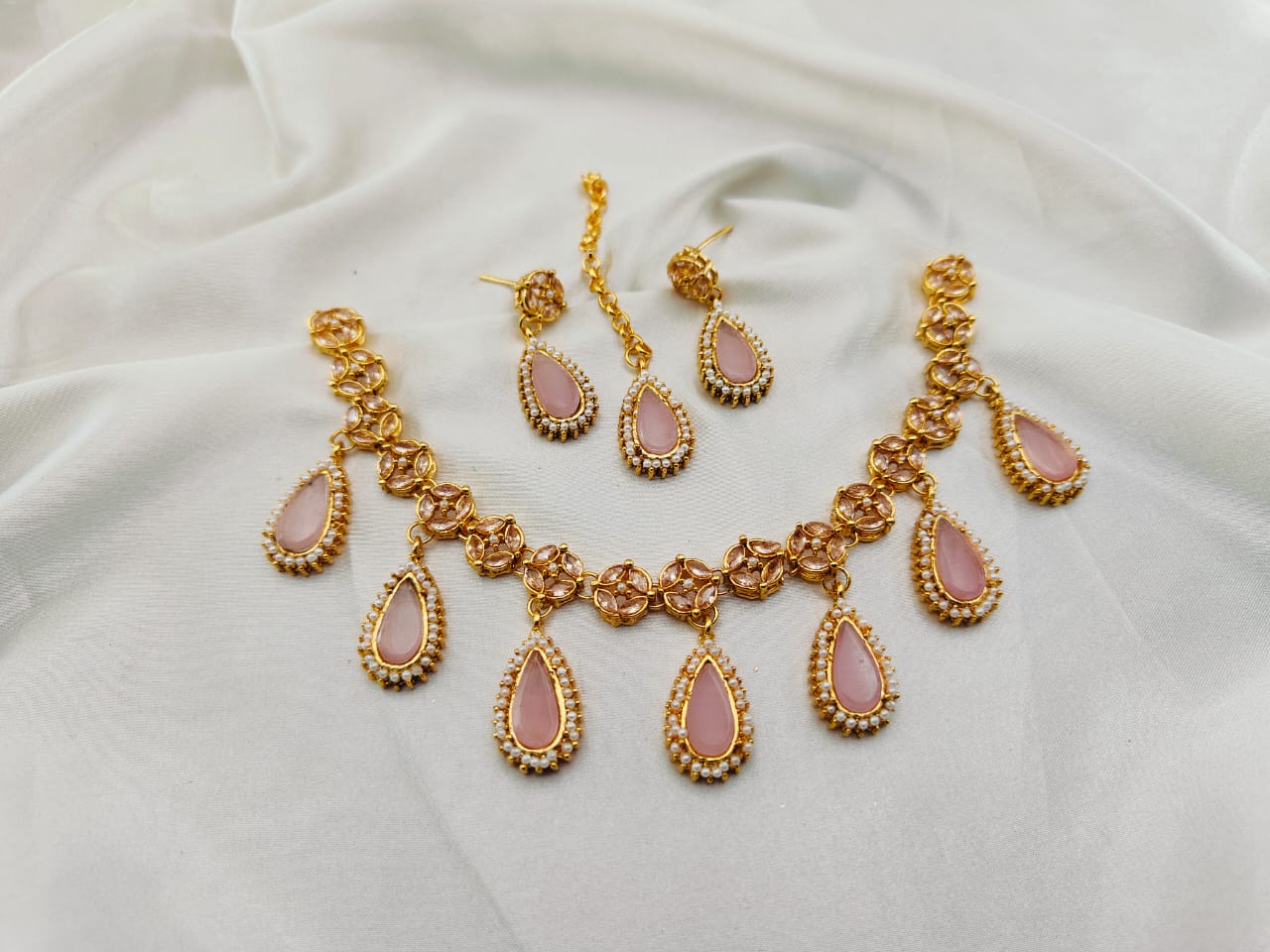 The Attractive Necklace Set