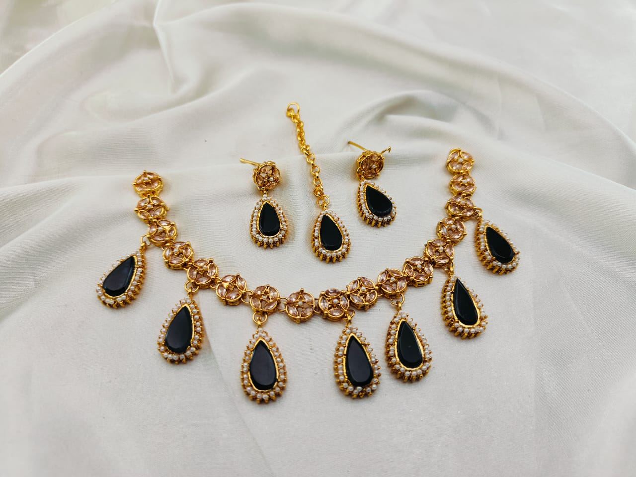 The Attractive Necklace Set