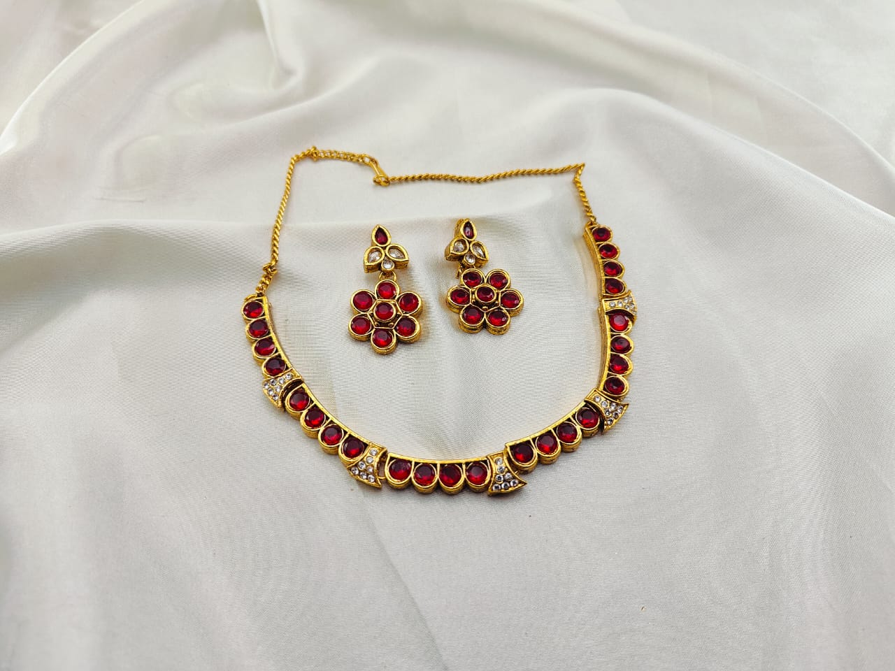 The Elegent Choker Set Real Stone