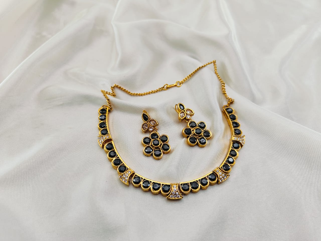 The Elegent Choker Set Real Stone