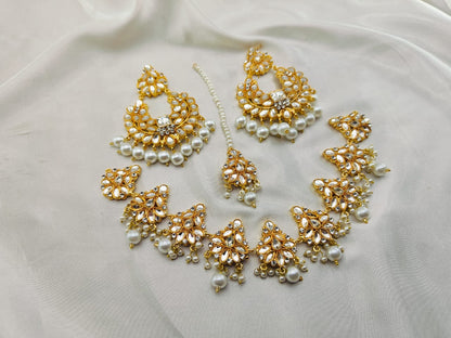 Attractive Kundan Chokar Set